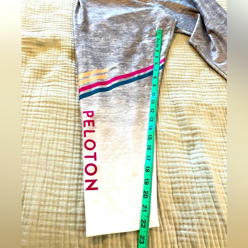 Gray & white Pelaton workout capri pants, size XL - Picture 3 of 6